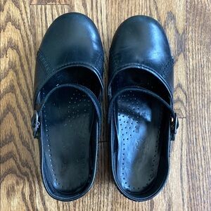Black leather Dansko Mary Jane clogs, size 37. GUC, some scuffs on toes